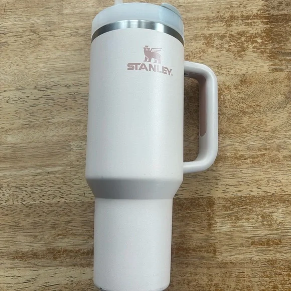 Stanley pink Travel Mug with Lid and Straw - slight chips in paint - Picture 2 of 2